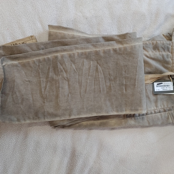 Green pants, new with tags - Picture 3 of 4